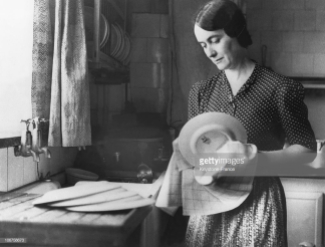 Yvonne de Gaulle in a London kitchen (Getty Images)